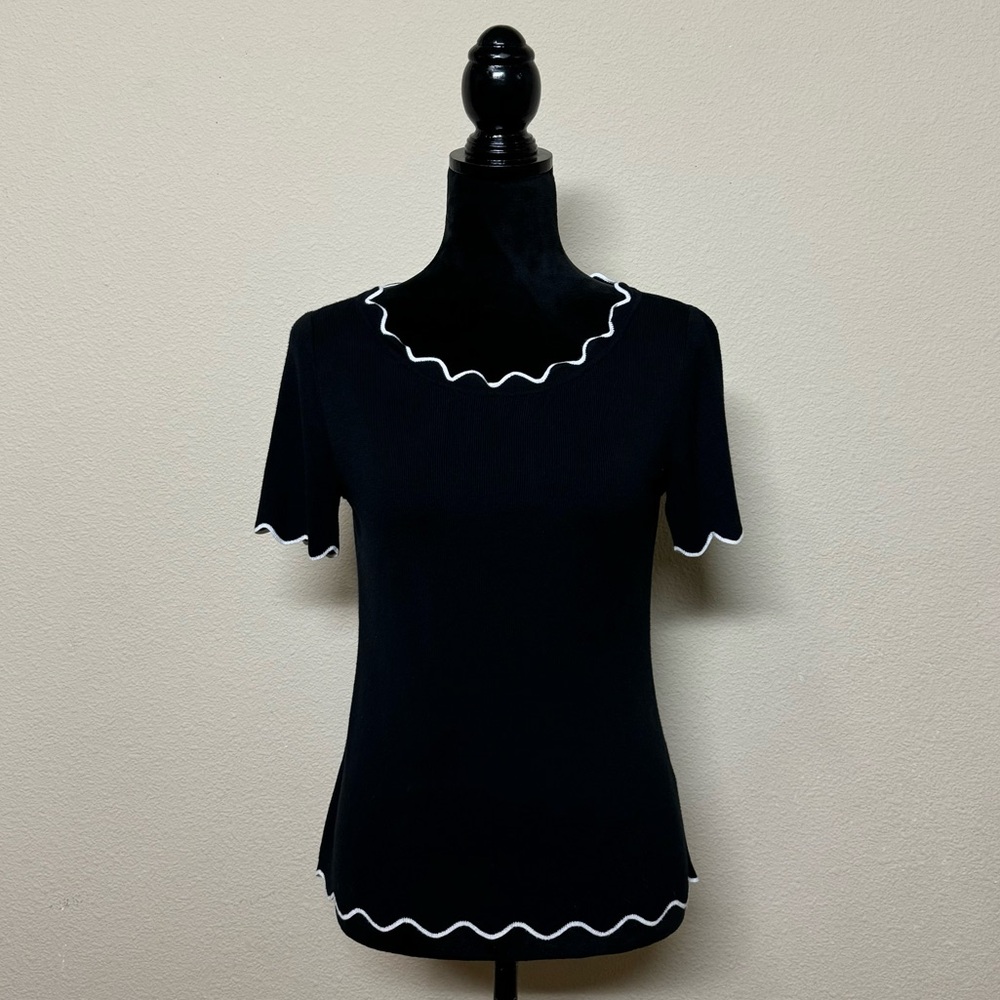 Roz & Ali top women small cotton blend scallop hem short sleeve round neck black